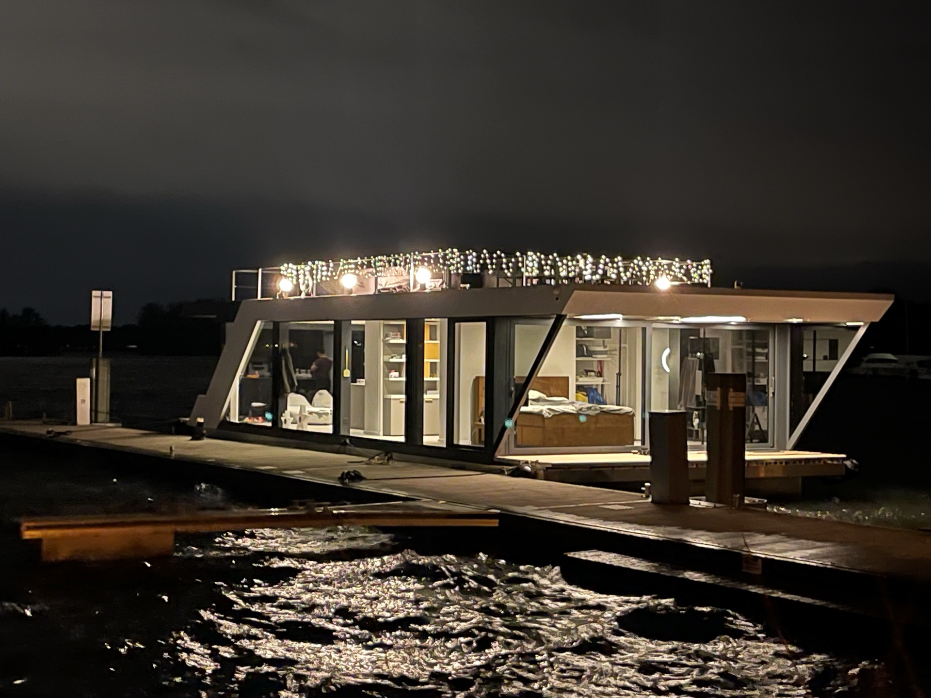 LakeView bei Nacht am Steg